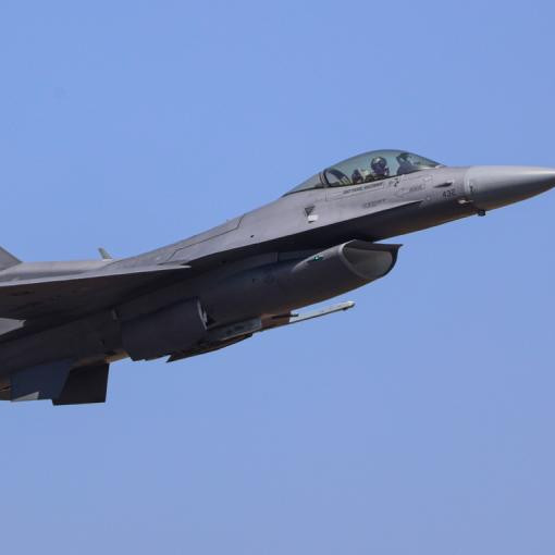 В НАТО заявили, что украинские пилоты будут летать на F-16 уже этим летом
