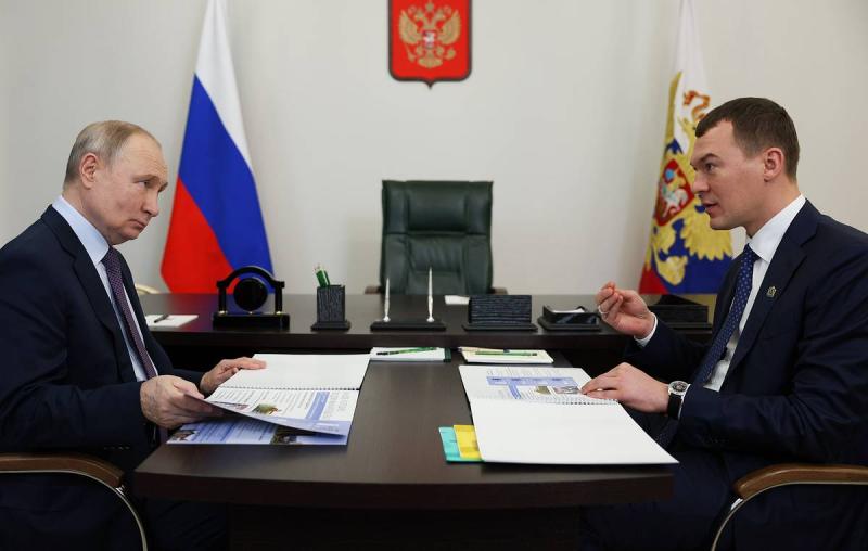 Путин в шутку отметил, что Дегтярев "следующий после господа" за удержание цен на яйца