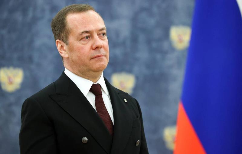 Медведев заявил о необходимости снимать отечественные фильмы об СВО
