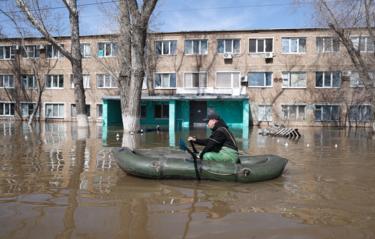 Президент заявил, что каждый день на связи с властями регионов, где идут паводки