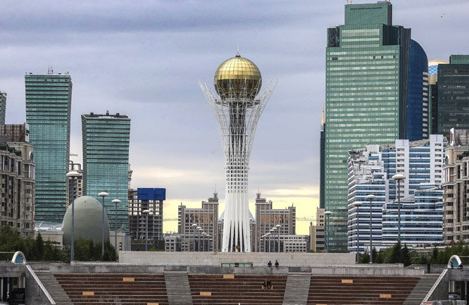 В Астане демонтировали памятник Назарбаеву
