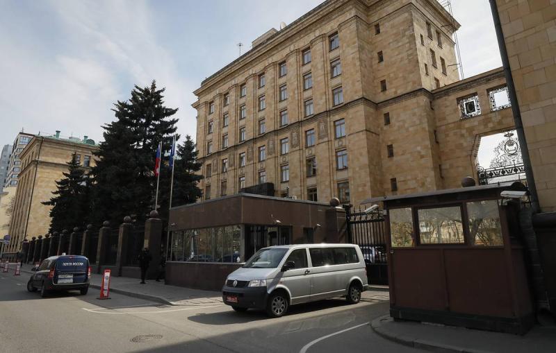 Чешское посольство в Москве облили красной краской
