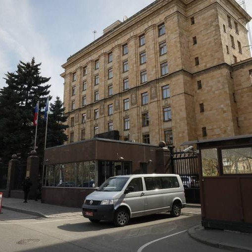 Чешское посольство в Москве облили красной краской