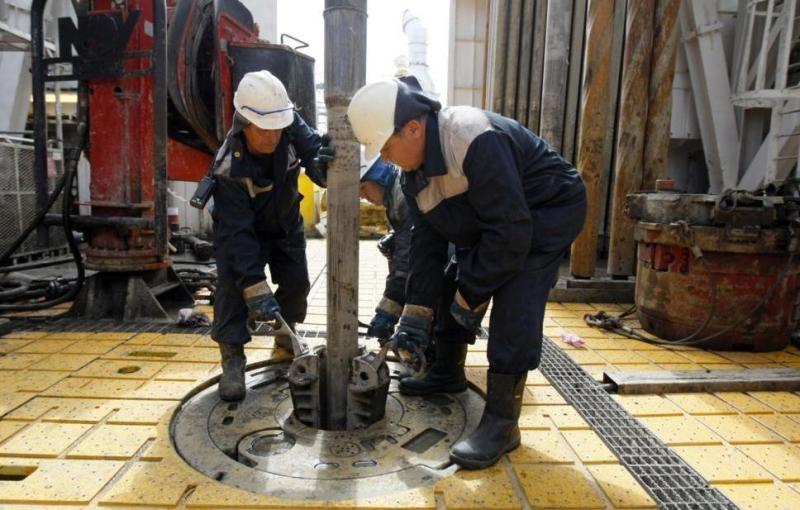 Президент РФ продлил запрет на поставку нефти и нефтепродуктов по потолку цен
