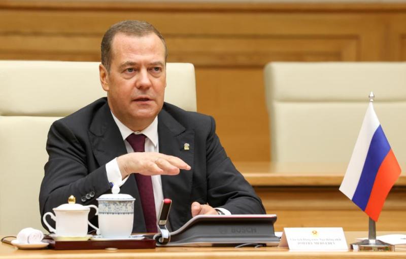 Медведев заявил о необходимости популяризировать артистов, которые ездят в зону СВО