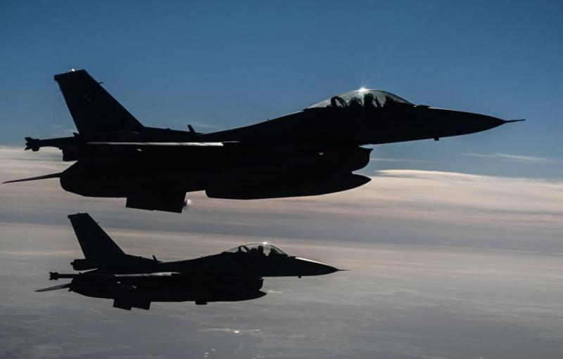 Politico: обучению пилотов ВСУ на F-16 мешает незнание английского