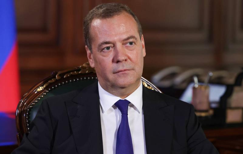 Медведев: редким для Европы разумным политикам, как Фицо, нужно позаботиться о безопасности