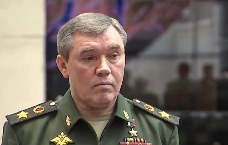 Герасимов проинспектировал командный пункт группировки войск "Восток" в зоне СВО