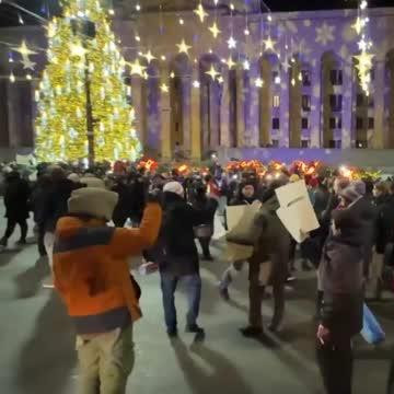 В Тбилиси зажгли огни на новогодней елке у здания парламента