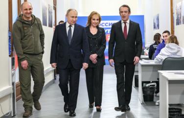Путин впервые прибыл в свой предвыборный штаб в Гостином дворе