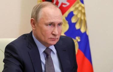 Путин заявил, что регулярно на связи с главой МЧС по ситуации с паводками