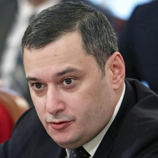Хинштейн призвал наказать мужчину, растоптавшего православный крест