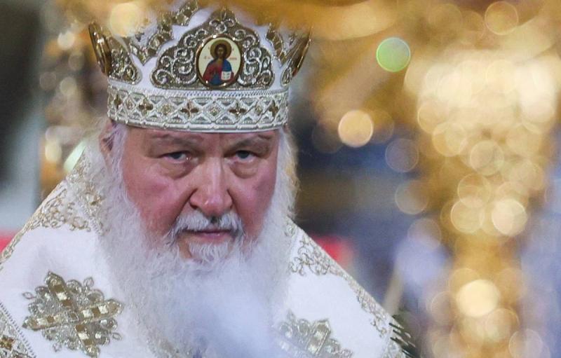 Патриарх Кирилл проводит богослужение перед иконой "Троица"
