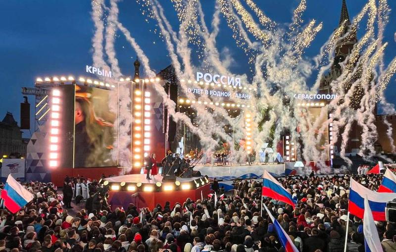 Путин пришел на концерт на Красной площади по случаю юбилея возвращения Крыма в Россию