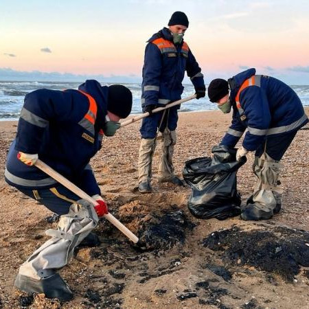 На пляжах Кубани удалось собрать около 80 тонн мазута