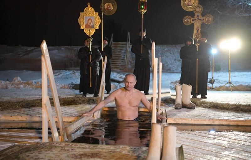 Путин традиционно окунулся в прорубь на Крещение