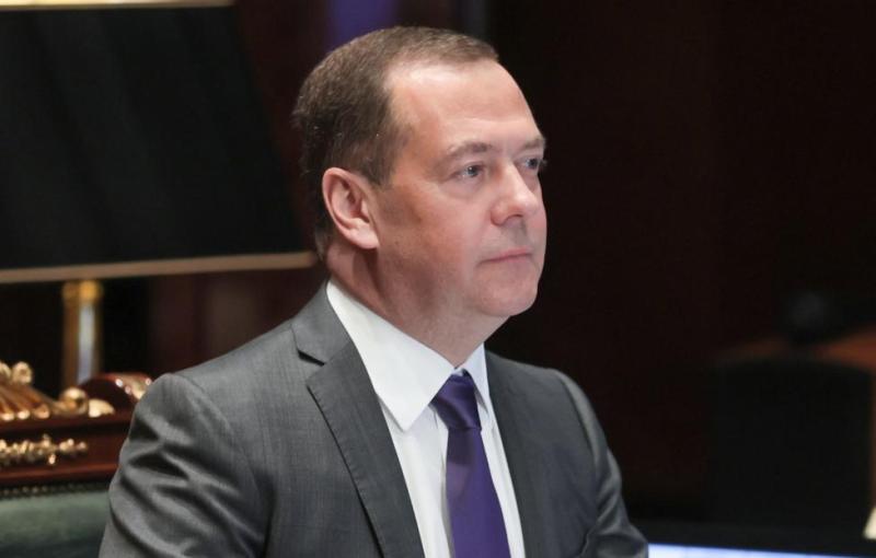 Медведев считает "позорной слабостью" решение Берлина не называть Путина президентом