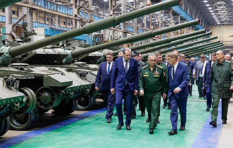 Шойгу проинспектировал выполнение гособоронзаказа омским производителем танков и ТОС