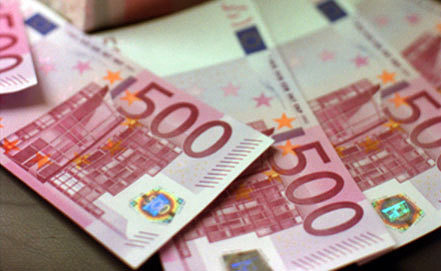 Курс евро на Московской бирже вырос до 100 рублей