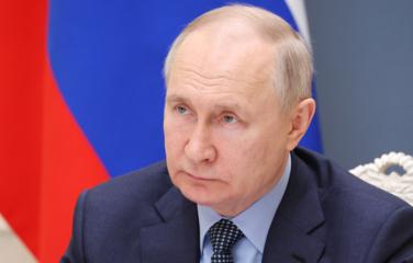 Путин вручил представителям главкома ВКС список иконы "Спас Нерукотворный"