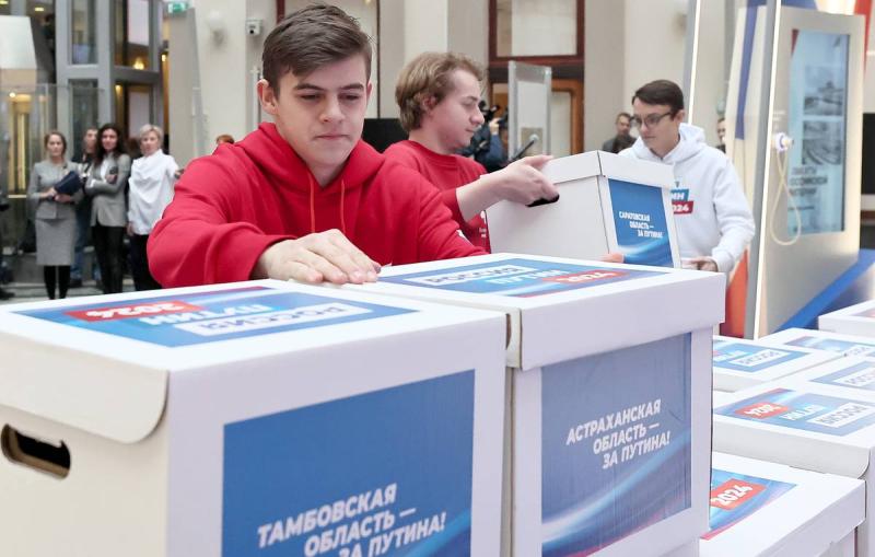 В ЦИК доставили подписи в поддержку самовыдвижения Путина на президентских выборах