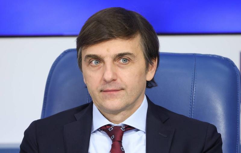 Кравцов заявил, что 114 школ в приграничье начнут учебный год дистанционно