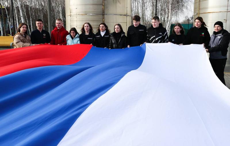 В Запорожской области развернули 30-метровую георгиевскую ленту и флаг РФ