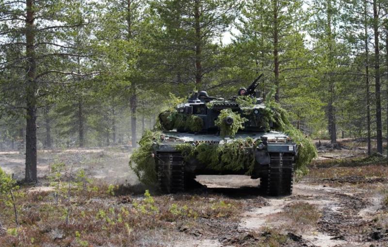 МО РФ показало видео транспортировки захваченного украинского танка Leopard
