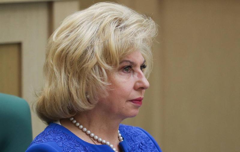 Москалькова назвала циничным запрет приносить цветы к российскому посольству в Латвии