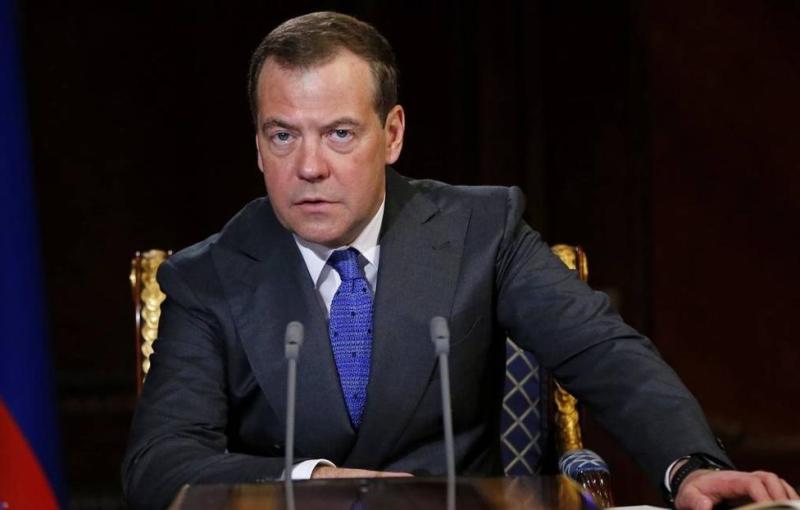 Медведев: Россия отражает атаки тех, кто стремится подменить историю "злобной ложью"