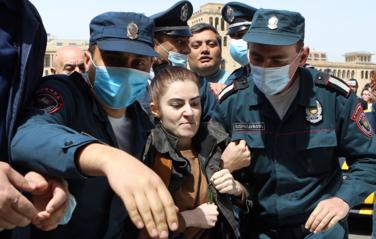 В Армении полицейские задержали 196 протестующих