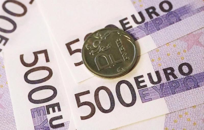 Курс евро на Мосбирже впервые с 15 февраля опустился ниже 99 рублей
