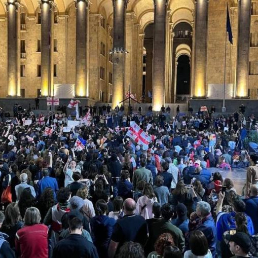 Возле парламента в Тбилиси начались столкновения митингующих с полицией