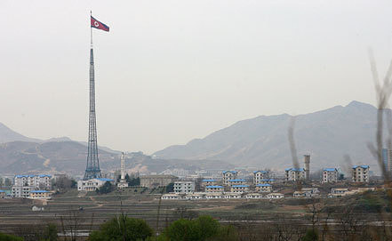 Yonhap: военные КНДР заминировали дорогу в демилитаризованной зоне
