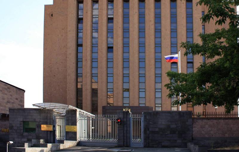 Посольство РФ потребовало наказать осквернивших памятник блокадникам в Ереване