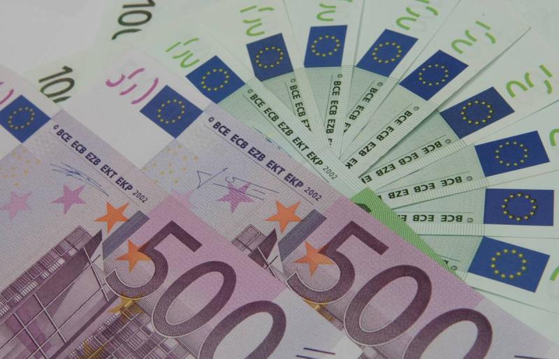 Курс евро на Мосбирже впервые с 19 апреля превысил 100 рублей