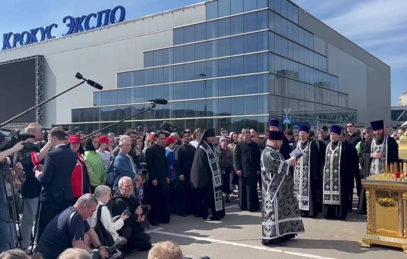 У "Крокус сити холла" проходит панихида на 40-й день после нападения