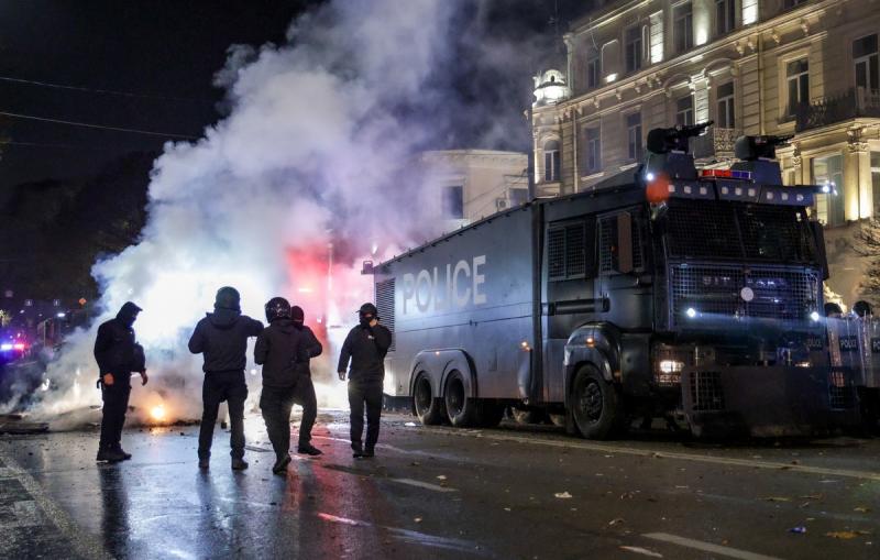 Президент Грузии подписал закон о запрете масок на митингах