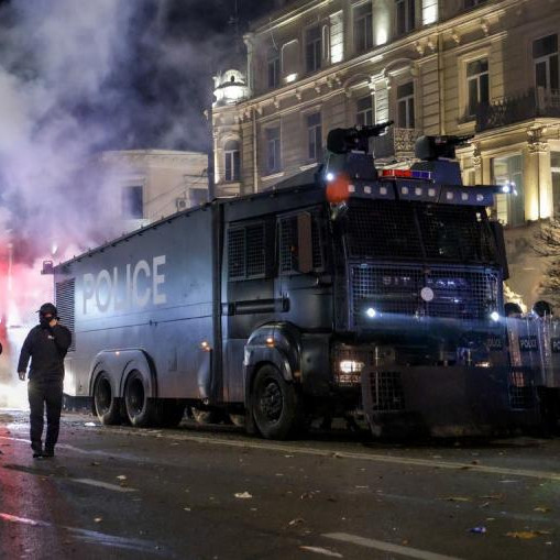 Президент Грузии подписал закон о запрете масок на митингах