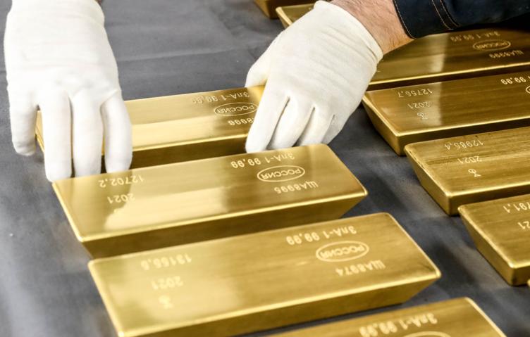 Цена фьючерса на золото впервые с 15 апреля опустилась ниже $3 250