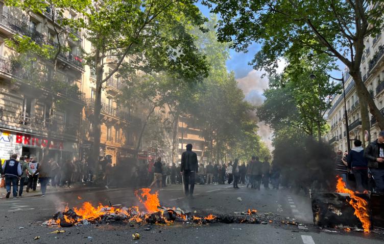 В Париже на первомайской демонстрации произошла стычка манифестантов с полицией
