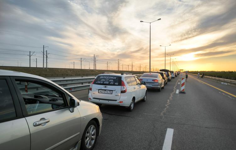 В очереди перед Крымским мостом со стороны Кубани стоят свыше 2,6 тыс. автомобилей