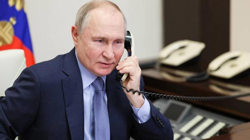 Путин поговорил по телефону с Макроном