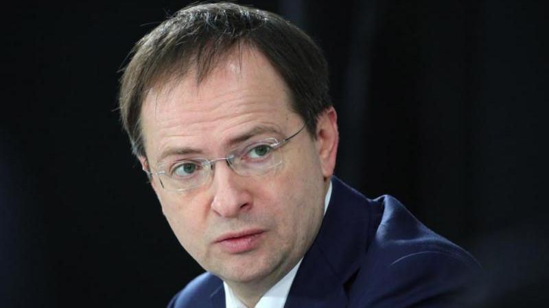 Мединский считает, что мобильные телефоны в школах "отвлекают и мешают"