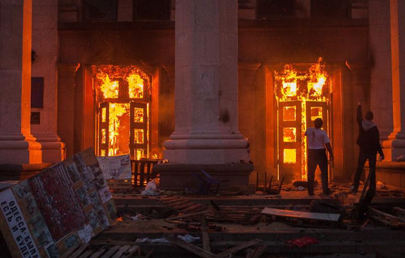 Одесситы несут цветы к Дому профсоюзов в годовщину трагедии