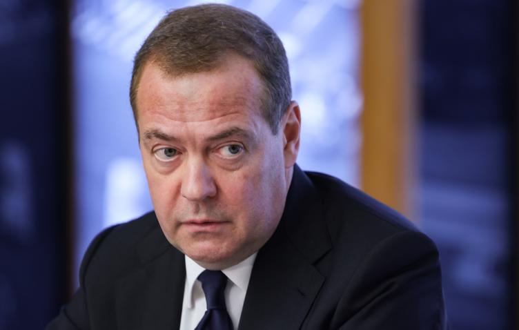 Медведев: верхушка в Германии считает экстремистами тех, у кого рейтинг выше них