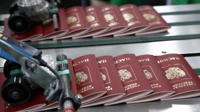 Литва и Латвия перестали признавать пятилетние загранпаспорта граждан РФ