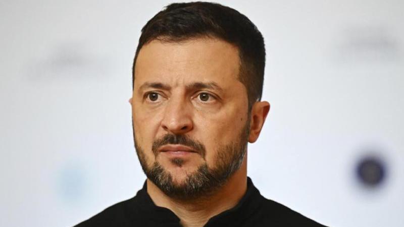 Более половины украинцев полагают, что Зеленскому не стоит идти в президенты