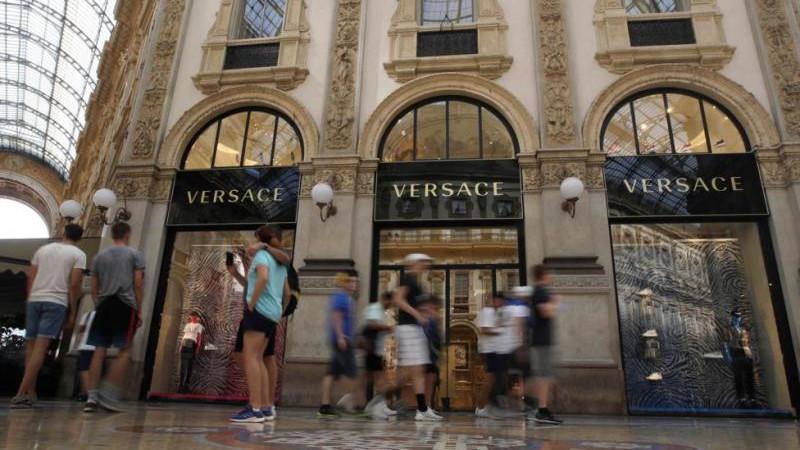 Prada завершила покупку Versace у Capri