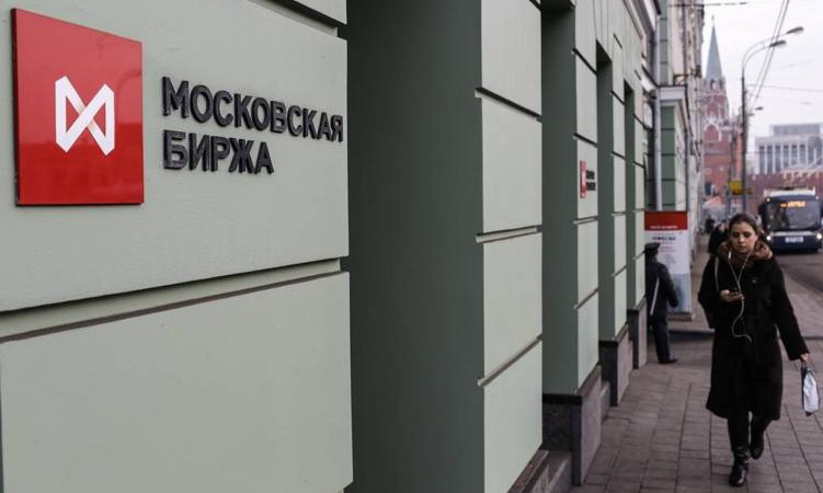 Российский рынок акций на открытии основной торговой сессии снижается